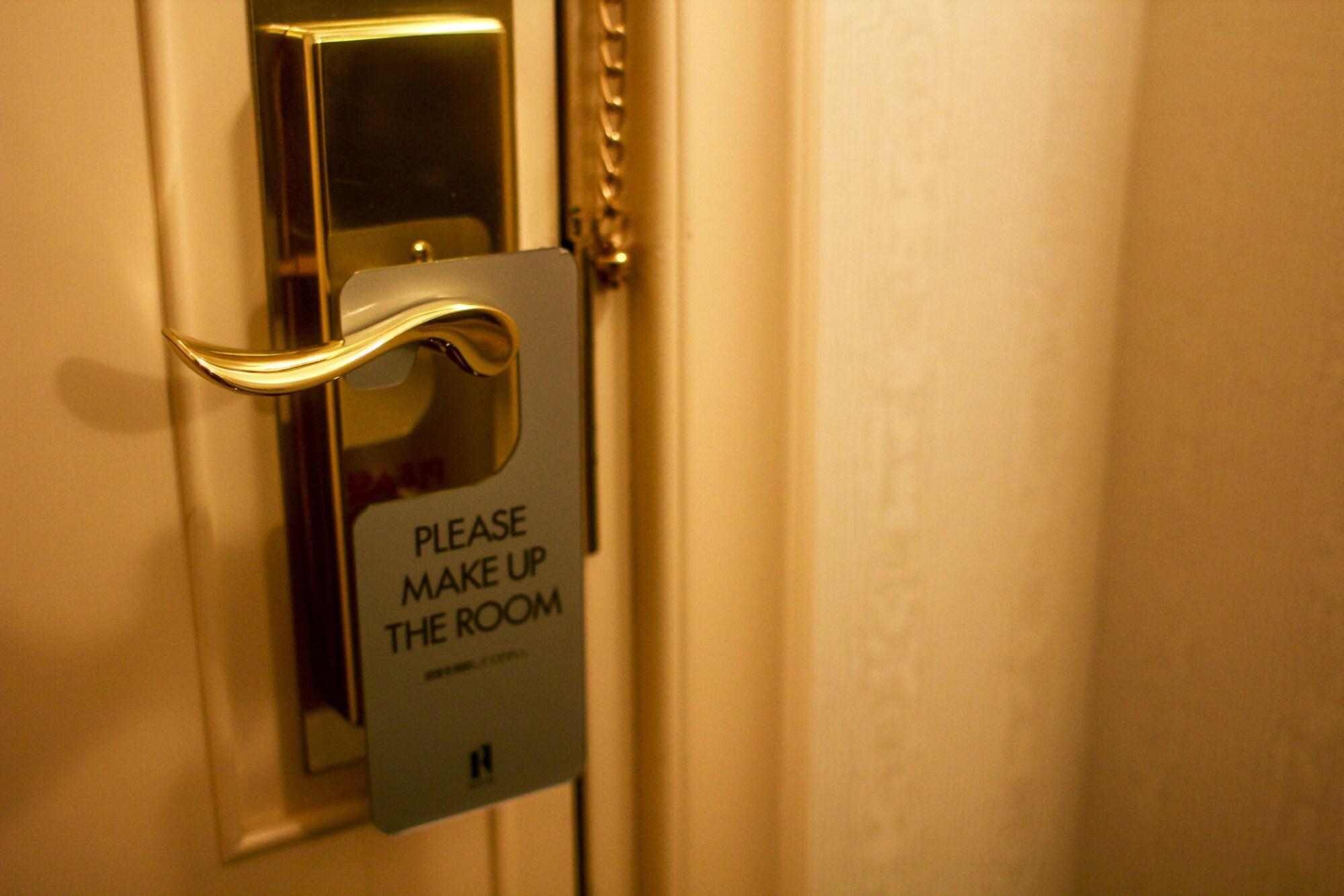 Royton Sapporo Hotel Exterior foto A door sign requesting a maid service
